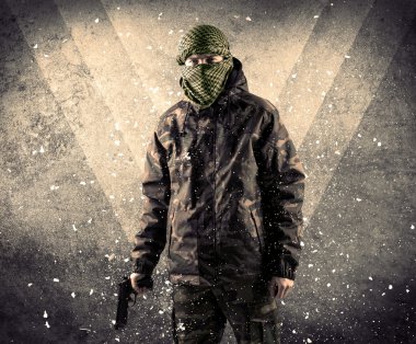 Eski backgro tehlikeli Maskeli silahlı askerlerle portresi