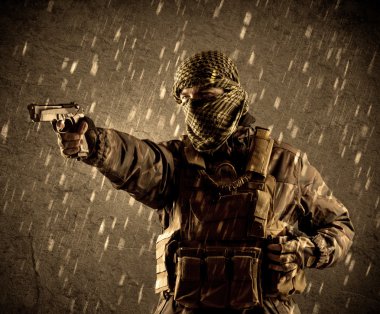 Tehlikeli ağır silahlı terörist asker grungy ra maske ile