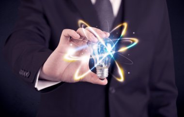 renkli bir ampul tutan işadamı