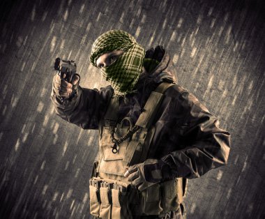 Yağmurlu arka plan üzerinde Maskeli silahlı terörist adam