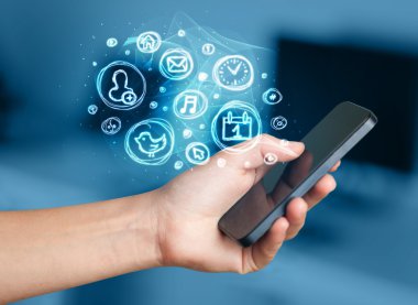 El smartphone telefon app seçenekleri ile tutarak