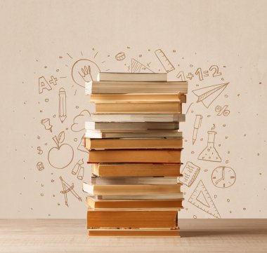 Okul el çizimleriyle dolu bir kitap yığını.
