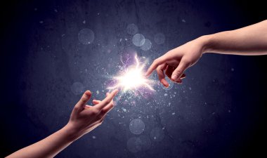 Elleri bir kıvılcım gibi parlıyor