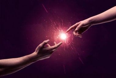 Dokunan eller uzayda ışıldar