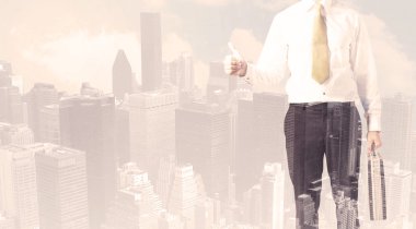 Şehir manzarası örtüşen yakışıklı bir iş adamı.