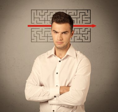 Yakışıklı iş adamı çözme labirent