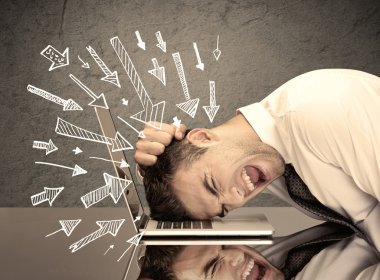 Oklar üzgün ofis çalışanlarını gösteriyor.