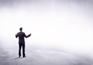 Dikiz duran iş kişi