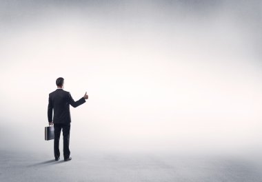 Boş beyaz arkaplanı olan satıcı