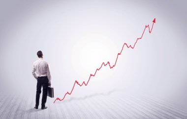 Kırmızı grafik ok ile ayakta işadamı