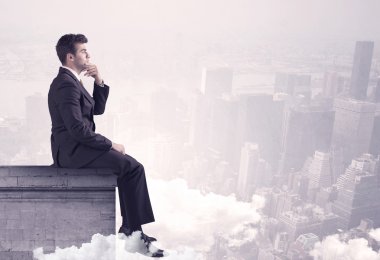 Satış elemanı şehrin sınırında oturuyor.