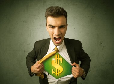 Gömleğini sandığının üstünde dolar işareti olan kapalı yırtılma işadamı