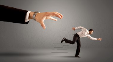 İş adamı büyük bir elden kaçıyor.