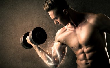 Vücut geliştirici enerji dolu beyaz çizgiler konseptiyle ağırlık kaldırıyor