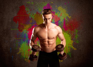 Renkli duvarı ve kilosu olan güçlü bir adam.