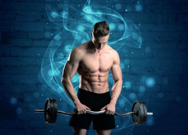 Çekici güçlü fitness adamı ağırlık kaldırıyor.