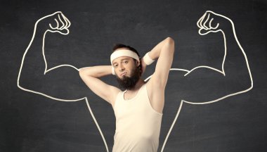 Çekici kasları olan zayıf genç bir adam.