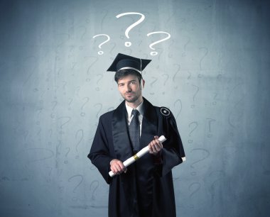 Soru işaretleri çizilmiş genç mezun.
