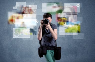 Kameralı yakışıklı fotoğrafçı.