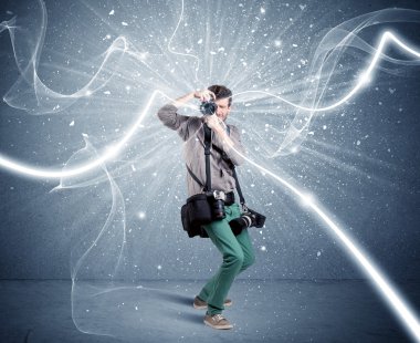 Dinamik çizgileri olan profesyonel fotoğrafçı.