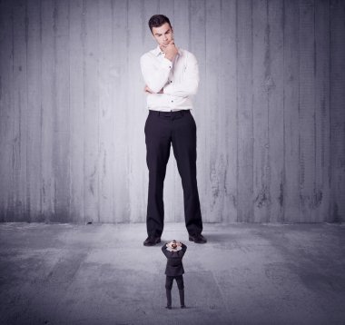 Büyük patron küçük iş adamına lokma atıyor.