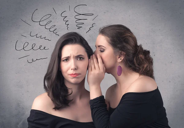 Meisje geheime dingen te vertellen aan haar vriendin — Stockfoto