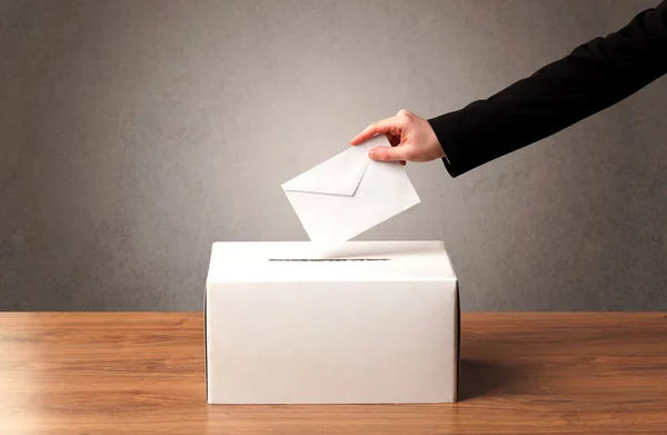 Caja de votación con voto de casting de persona —  Fotos de Stock