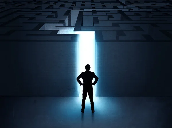 Man at the entrance to a maze — Stock Photo, Image