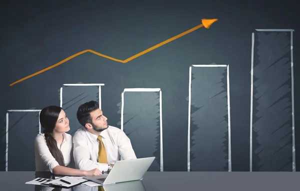 Pareja de negocios con diagrama de negocio — Foto de Stock