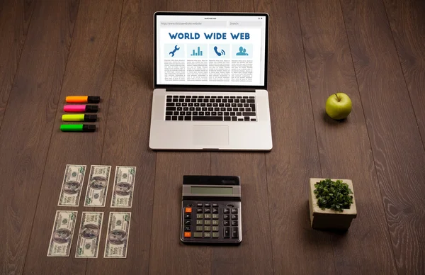 Laptop op houten bureau met office toebehoren — Stockfoto