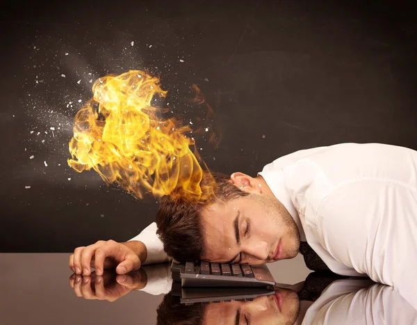 La cabeza del hombre de negocios estresado está ardiendo —  Fotos de Stock