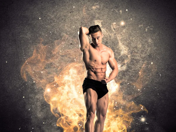 Maschio caldo sano mostrando muscoli con il fuoco — Foto Stock