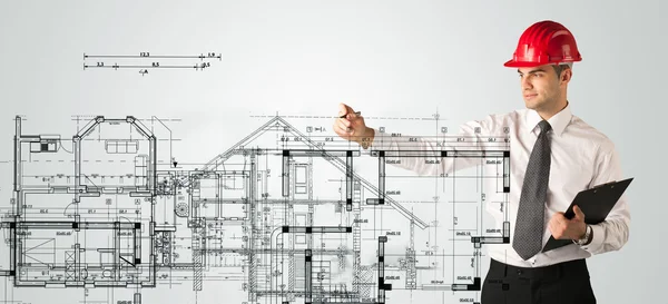 Ένας νεαρός αρχιτέκτονας σχεδιάζει ένα σχέδιο σπιτιού. — Φωτογραφία Αρχείου