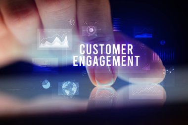 İş grafikleri ve simgeler konseptiyle tablete dokunmak