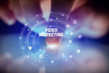 Sosyal medya simgeleri kavramlı parmak dokunuşu tableti