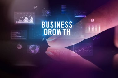 İş grafikleri ve simgeler konseptiyle tablete dokunmak