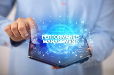 İş adamı katlanabilir bir akıllı telefon tutuyor, yeni iş konsepti