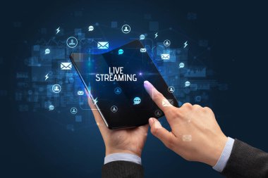 Katlanabilir akıllı telefonu olan bir iş adamı, sosyal medya kavramı