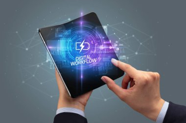 İş adamı katlanabilir bir akıllı telefon tutuyor, teknoloji konsepti