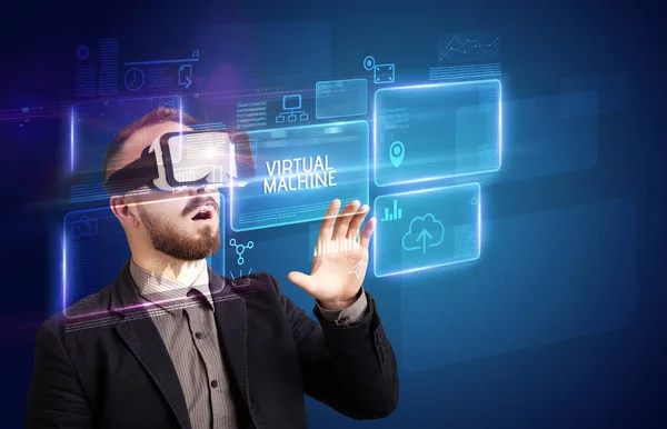 Uomo d'affari che guarda attraverso occhiali di realtà virtuale, concetto tecnologico — Foto Stock