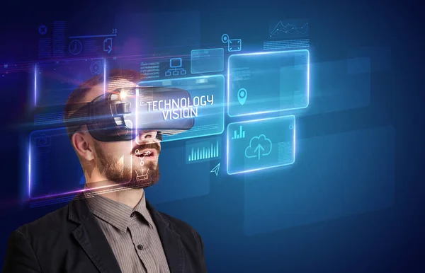 Affärsman tittar igenom Virtual Reality glasögon, tech koncept — Stockfoto