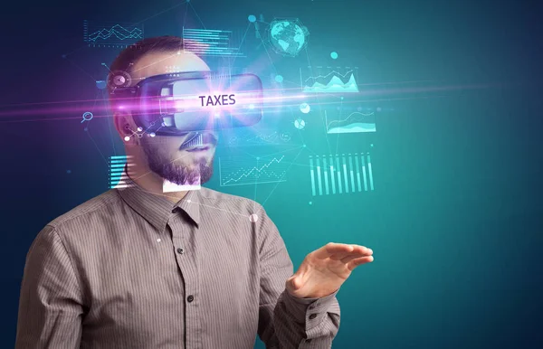 Homme d'affaires regardant à travers des lunettes de réalité virtuelle — Photo