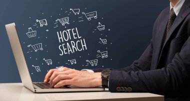 Dizüstü bilgisayar ve e-ticaret konsepti üzerinde çalışan bir iş adamı