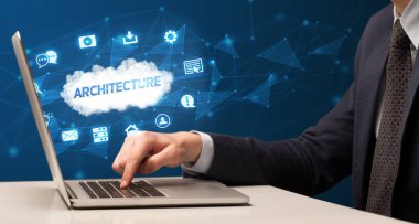 İşadamı dizüstü bilgisayarla çalışıyor