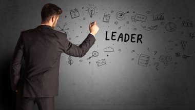 İş adamı yaratıcı bir fikir çiziyor.