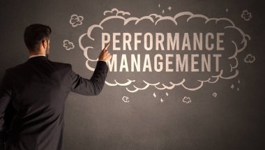 İşadamı yazılı bir bulut çiziyor.