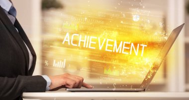 Dizüstü bilgisayarda çalışan iş adamlarının yakınlaşması