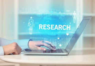 Doktor sağlık kontrolü yapıyor.