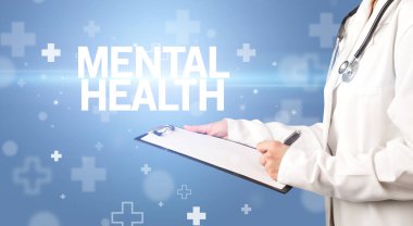 Doktor panoya notlar yazar.