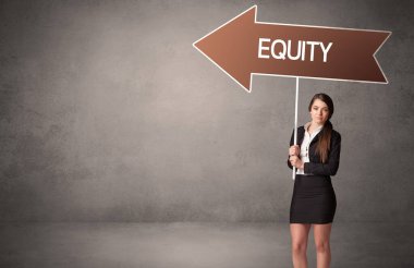 Gündelik trafik levhasındaki genç iş adamı.